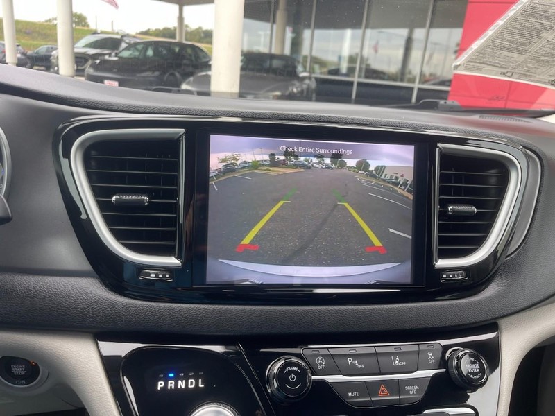 Chrysler Pacifica Vehicle Image 32