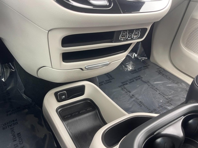 Chrysler Pacifica Vehicle Image 34