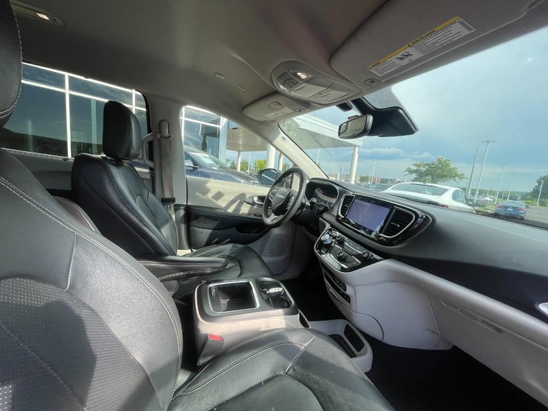 Chrysler Pacifica Vehicle Image 03