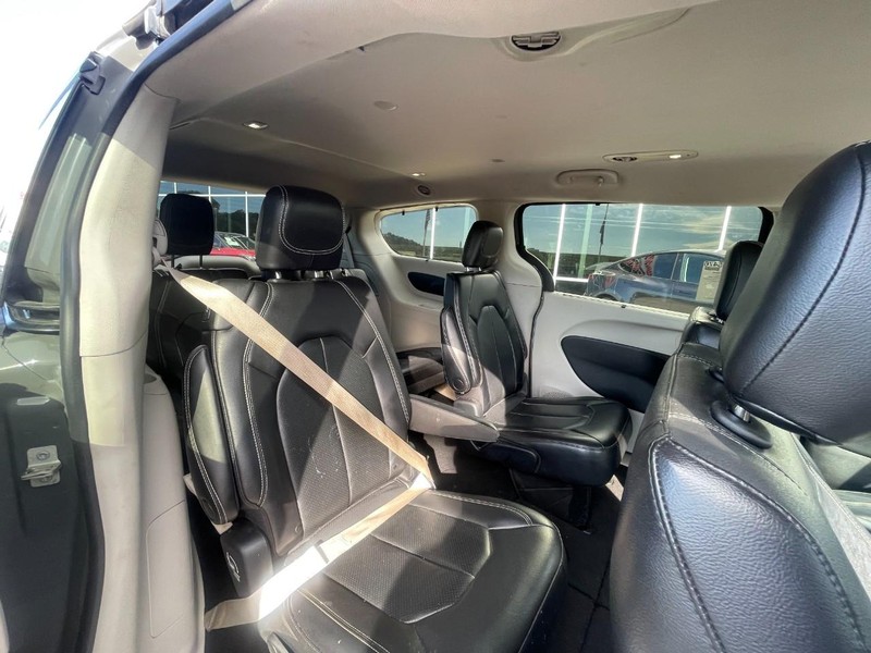 Chrysler Pacifica Vehicle Image 04