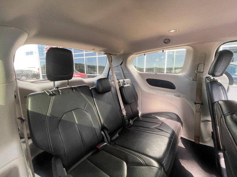 Chrysler Pacifica Vehicle Image 05