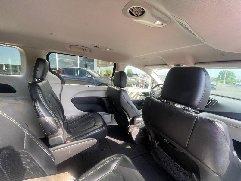 Chrysler Pacifica Vehicle Image 06