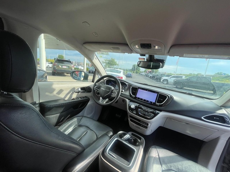 Chrysler Pacifica Vehicle Image 07