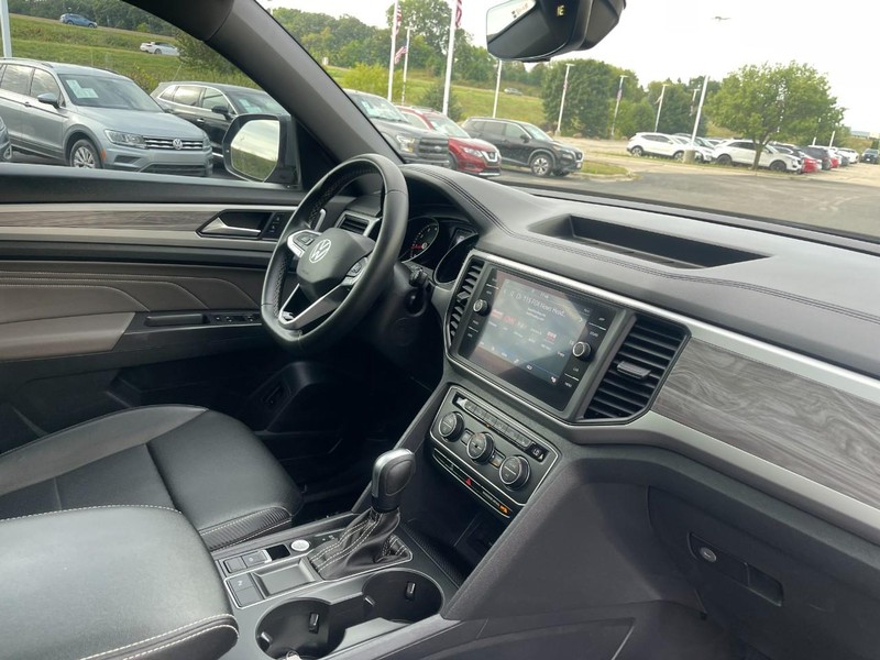 Volkswagen Atlas Cross Sport Vehicle Image 09