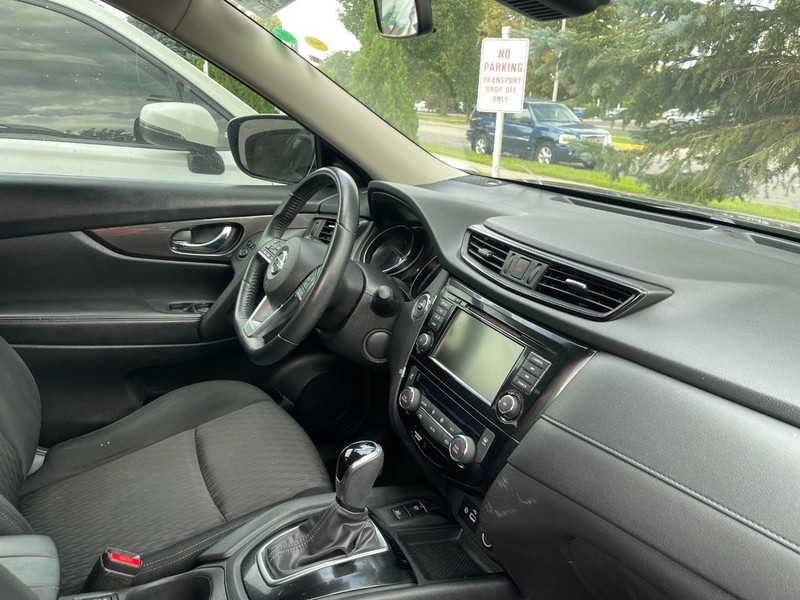 Nissan Rogue Vehicle Image 02