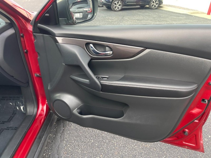 Nissan Rogue Vehicle Image 09
