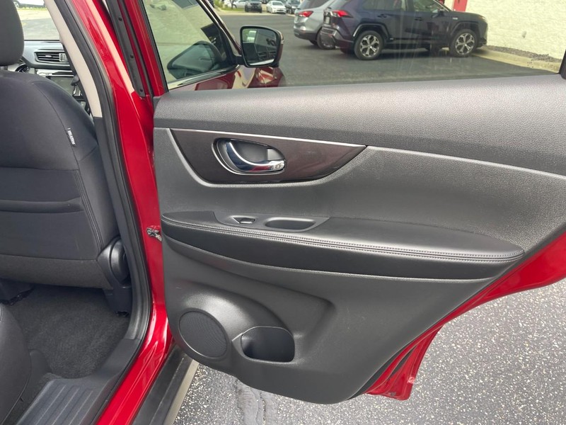 Nissan Rogue Vehicle Image 12