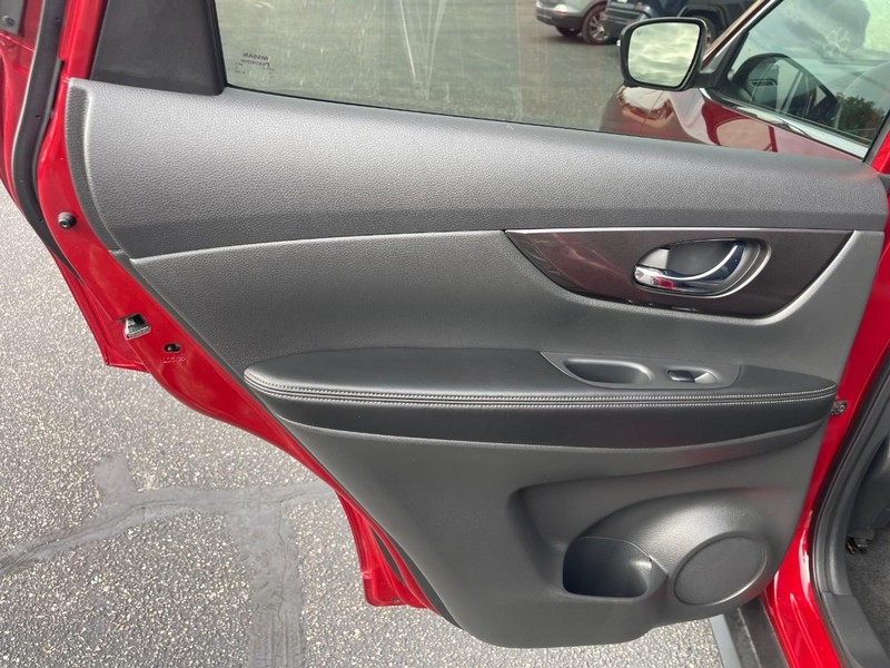 Nissan Rogue Vehicle Image 16
