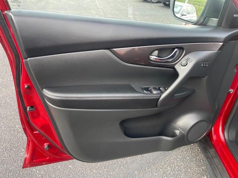 Nissan Rogue Vehicle Image 18