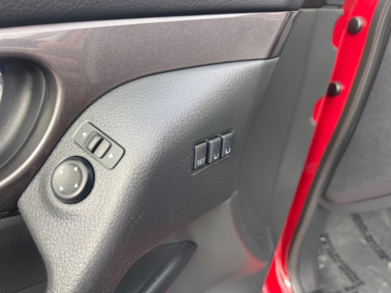 Nissan Rogue Vehicle Image 19