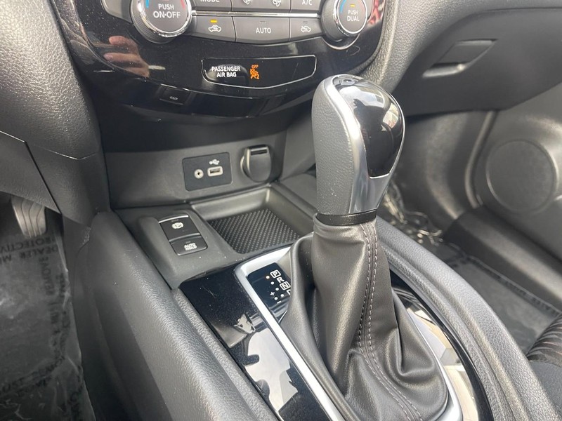 Nissan Rogue Vehicle Image 33