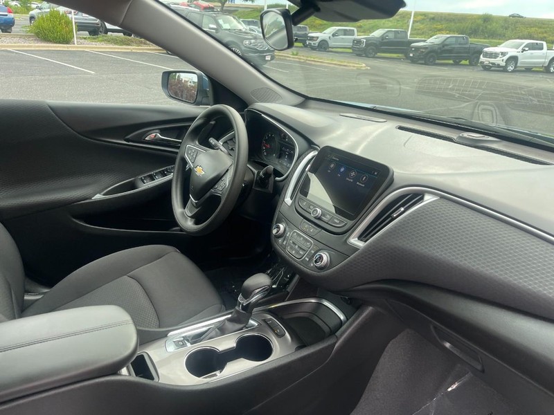 Chevrolet Malibu Vehicle Image 10