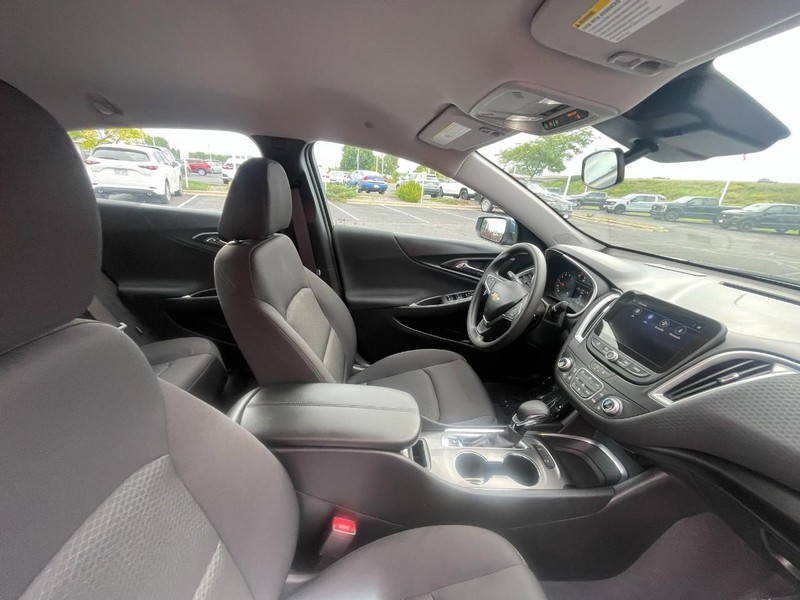 Chevrolet Malibu Vehicle Image 11