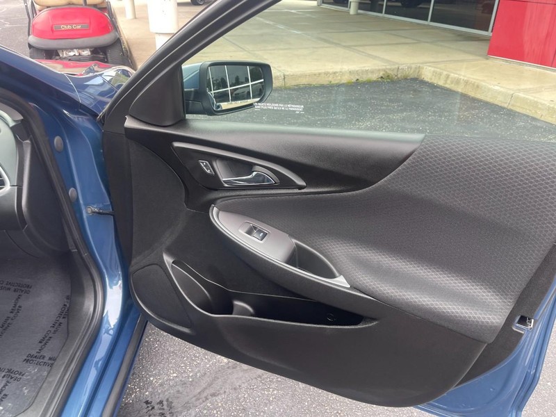 Chevrolet Malibu Vehicle Image 12