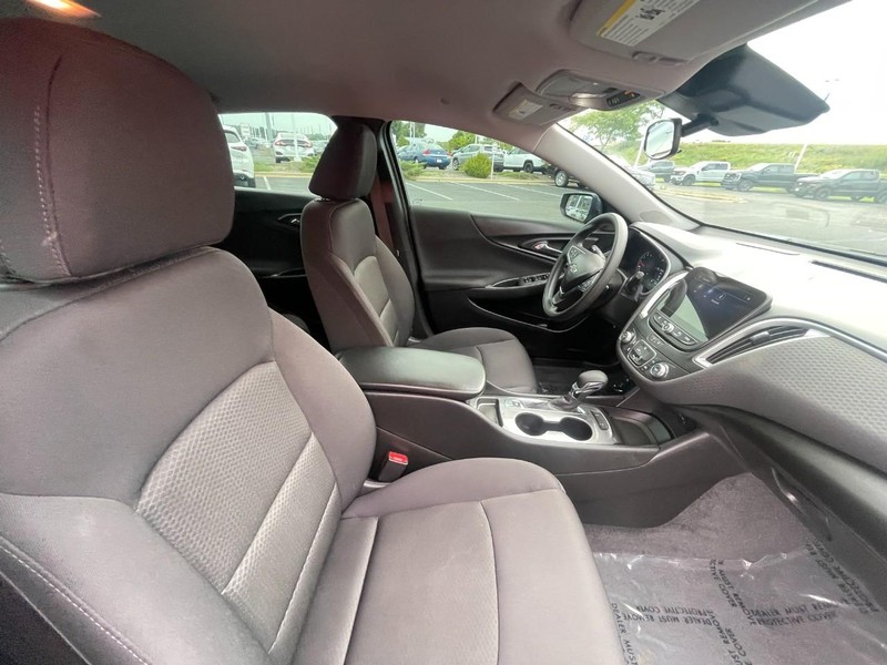 Chevrolet Malibu Vehicle Image 10