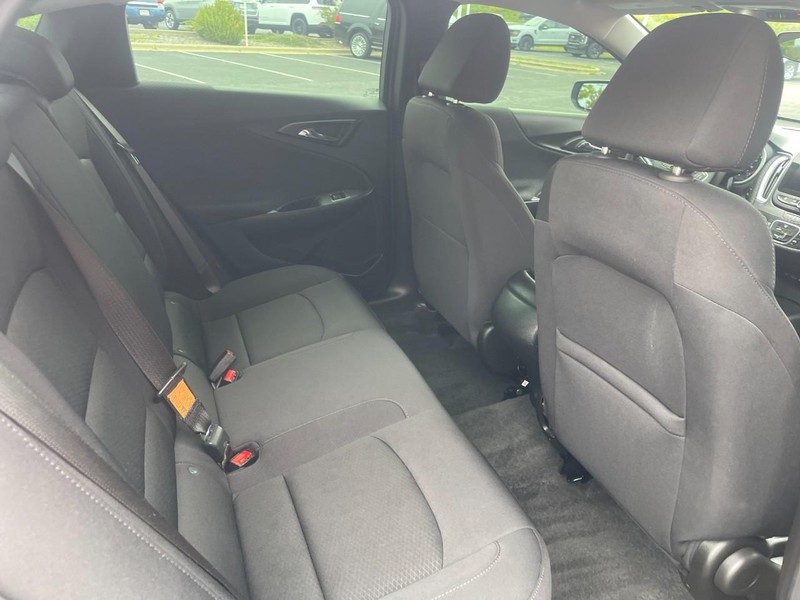 Chevrolet Malibu Vehicle Image 12