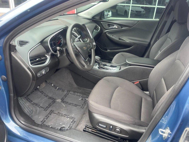 Chevrolet Malibu Vehicle Image 18