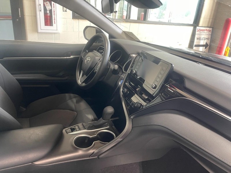 Toyota Camry Vehicle Image 02