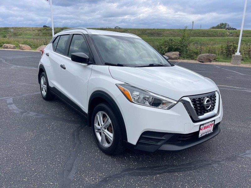 Nissan Kicks Vehicle Image 02