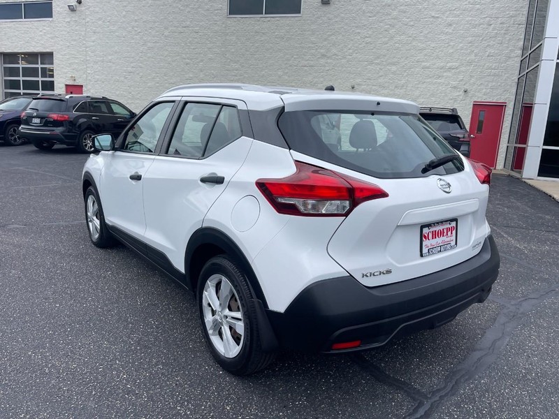Nissan Kicks Vehicle Image 03