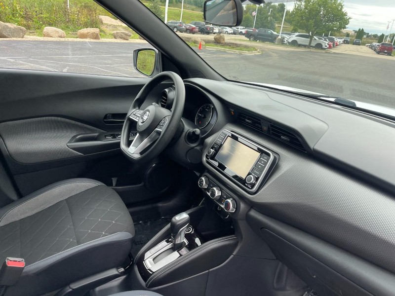 Nissan Kicks Vehicle Image 04