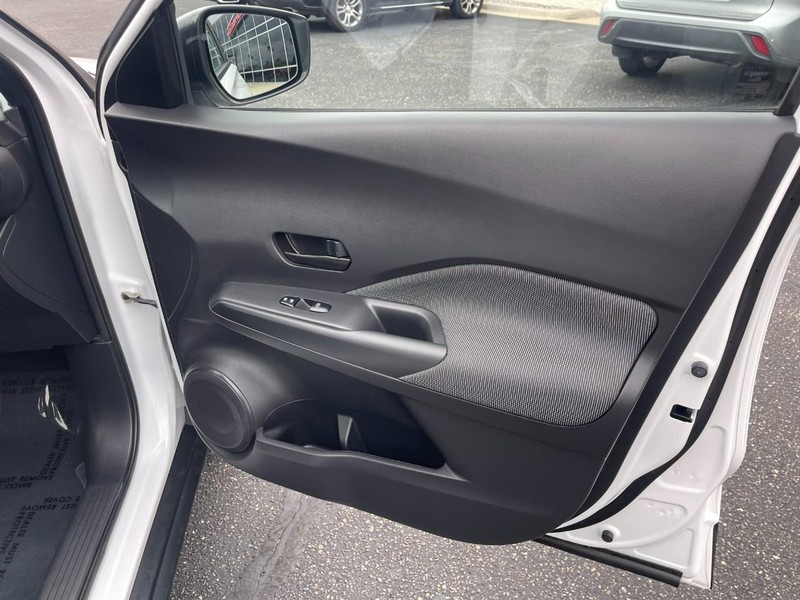 Nissan Kicks Vehicle Image 06