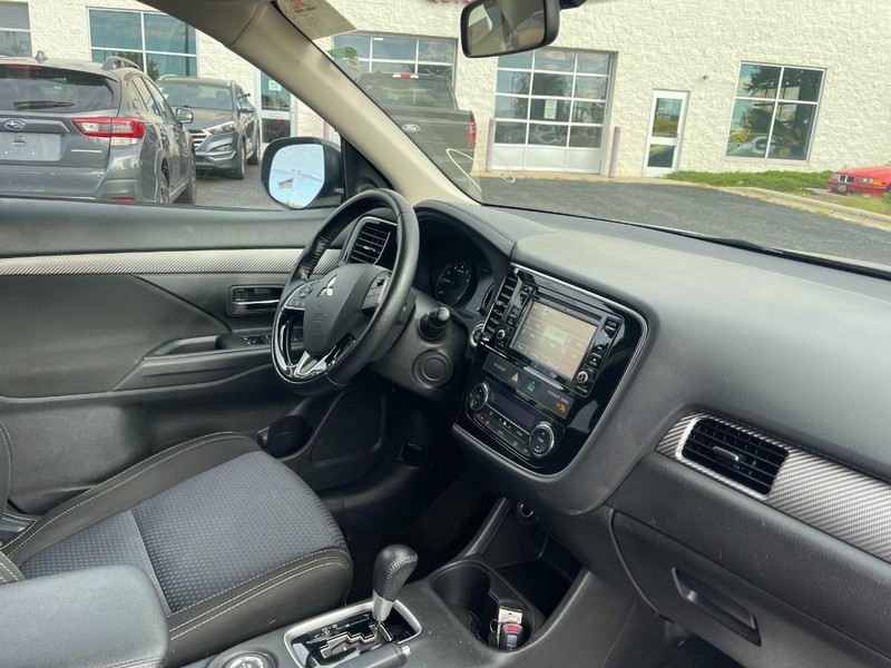 Mitsubishi Outlander Vehicle Image 02