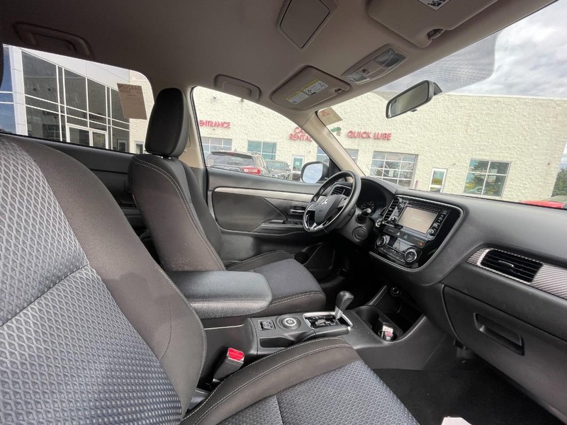 Mitsubishi Outlander Vehicle Image 03