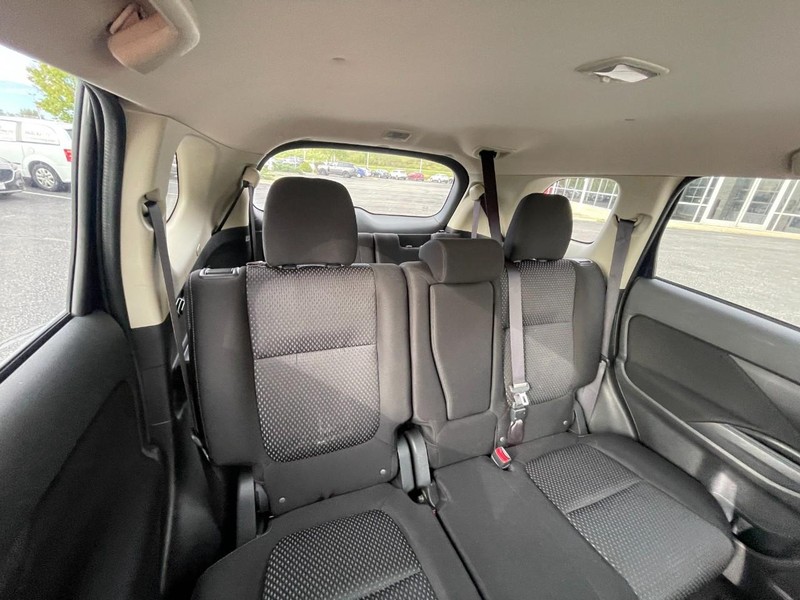 Mitsubishi Outlander Vehicle Image 04