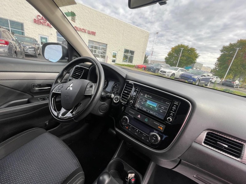Mitsubishi Outlander Vehicle Image 05