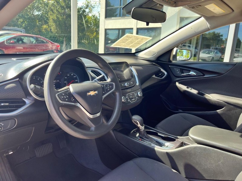 Chevrolet Malibu Vehicle Image 11