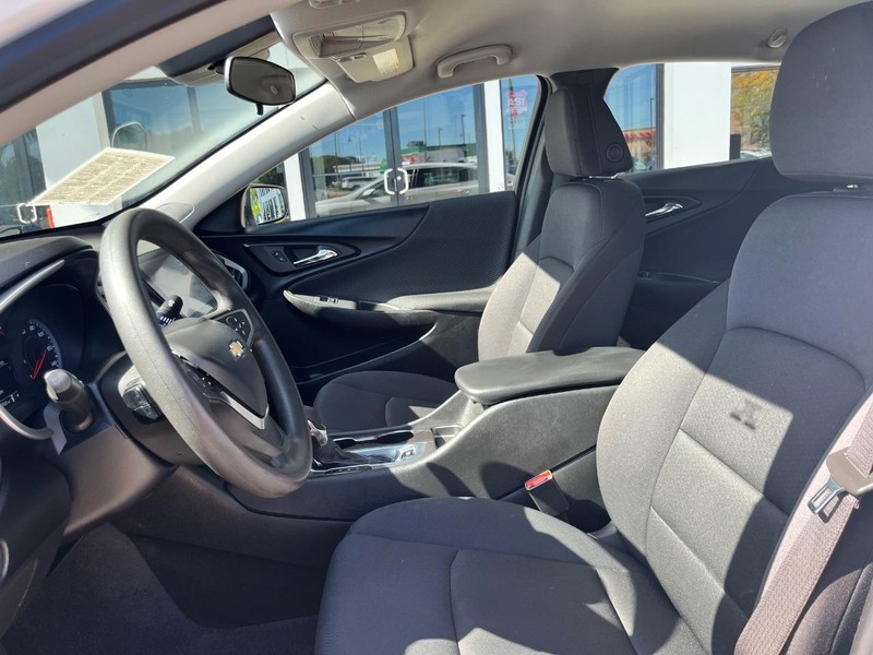 Chevrolet Malibu Vehicle Image 12