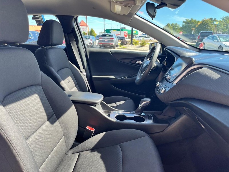 Chevrolet Malibu Vehicle Image 13