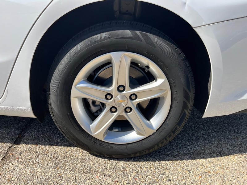 Chevrolet Malibu Vehicle Image 16