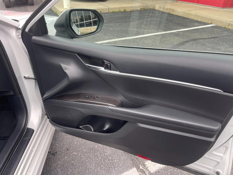 Toyota Camry Vehicle Image 12