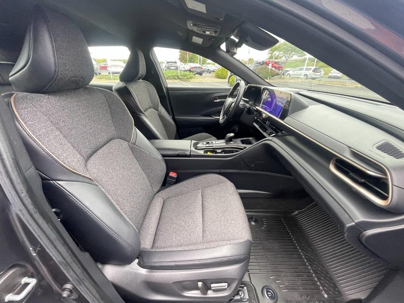 Toyota Crown Vehicle Image 11