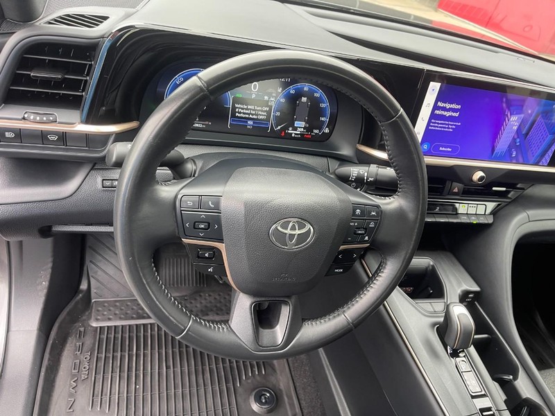 Toyota Crown Vehicle Image 22