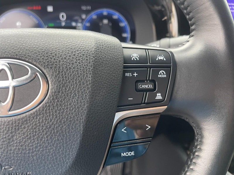 Toyota Crown Vehicle Image 24