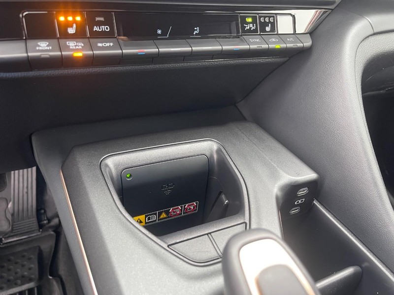 Toyota Crown Vehicle Image 33