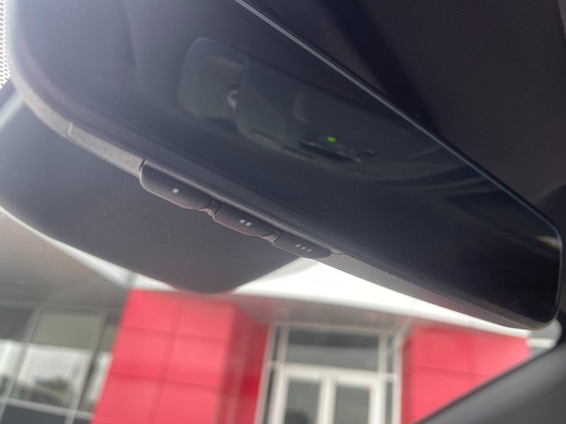 Toyota Crown Vehicle Image 35