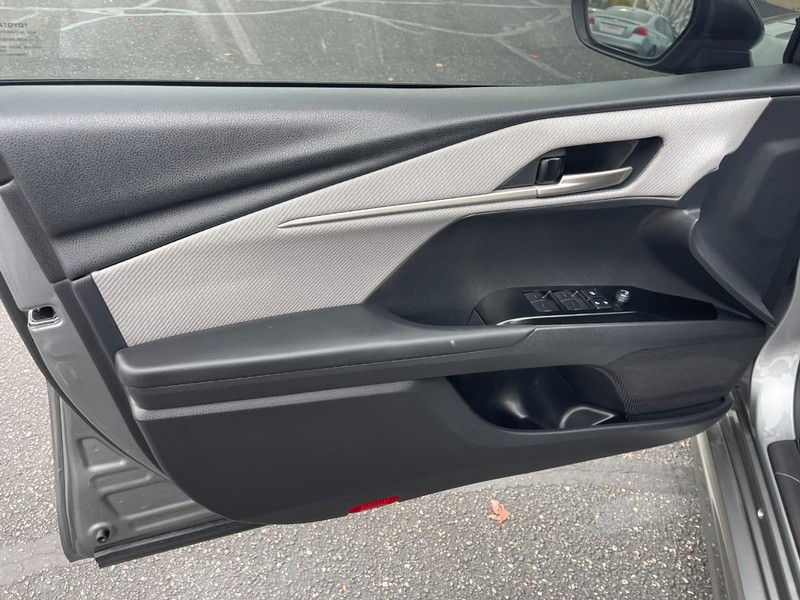 Toyota Camry Vehicle Image 18