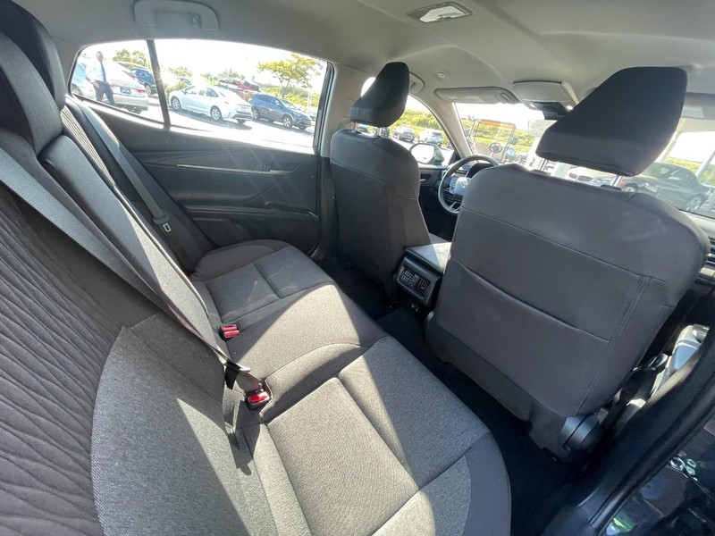 Toyota Camry Vehicle Image 12