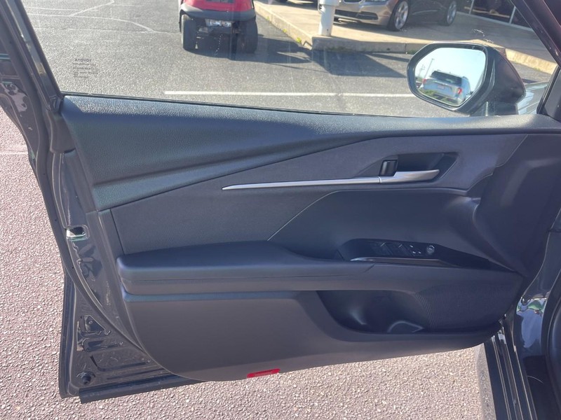 Toyota Camry Vehicle Image 17