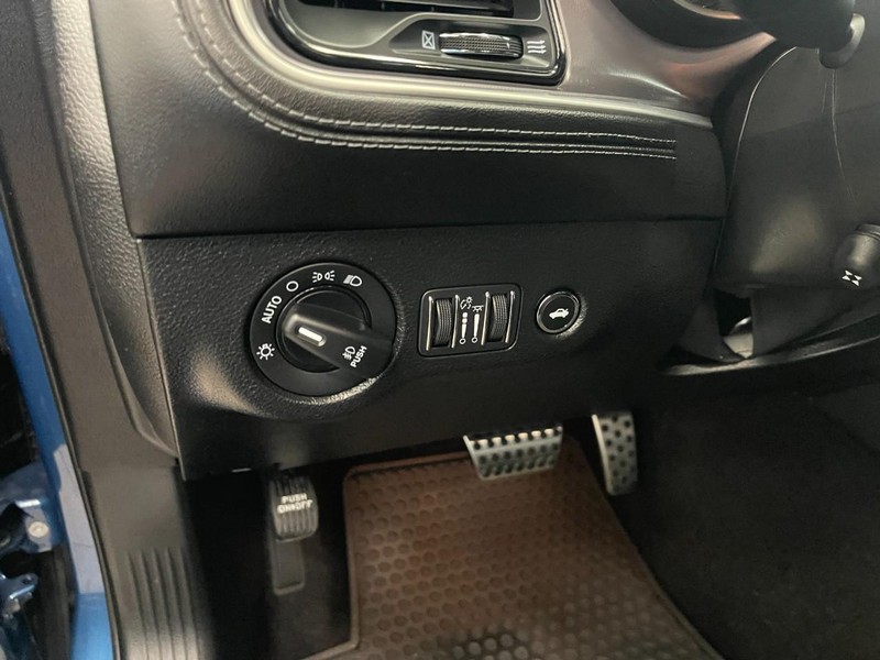 Dodge Challenger Vehicle Image 16
