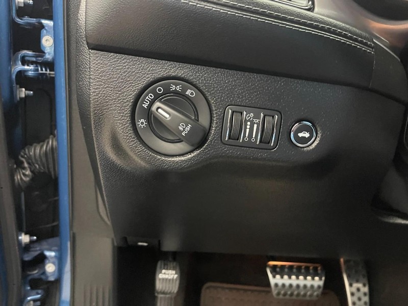 Dodge Challenger Vehicle Image 18