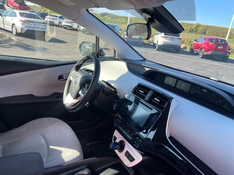 Toyota Prius Vehicle Image 02