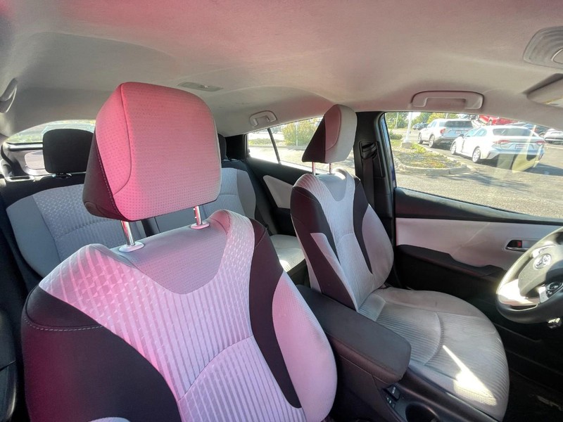 Toyota Prius Vehicle Image 05