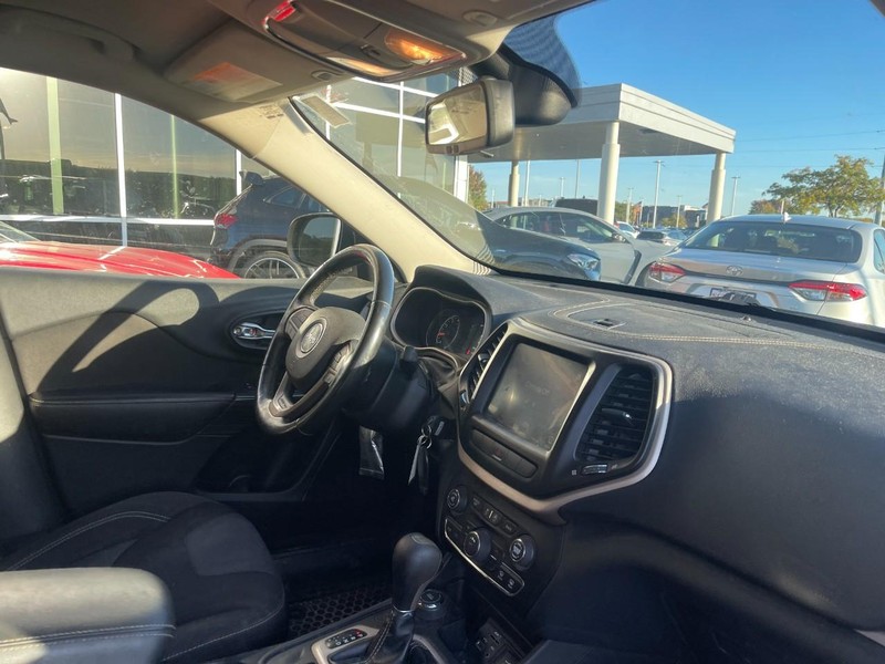 Jeep Cherokee Vehicle Image 02