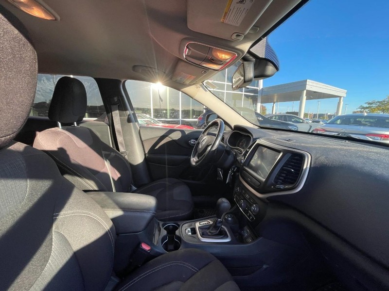 Jeep Cherokee Vehicle Image 03