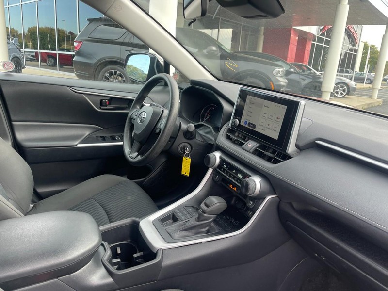 Toyota RAV4 Vehicle Image 02